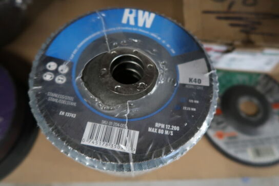 4 stk. Stålreoler med indhold