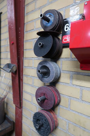 Stativer med diverse slibeskiver 