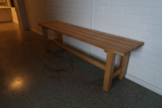 2 stk. Omklædningsskabe, bænk samt indhold i skabe 