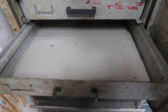 4 stk. Metalskabe med indhold 