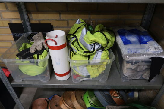 Stålreol med indhold 