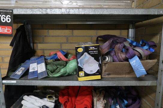 Stålreol med indhold 