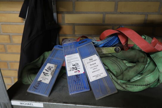 Stålreol med indhold 