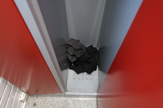 2 stk. Omklædningsskabe, bænk samt indhold i skabe 