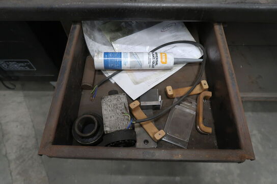 Arbejdsbord med skuffer & værkstedstavle 