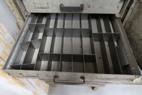 4 stk. Metalskabe med indhold 