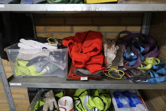 Stålreol med indhold 