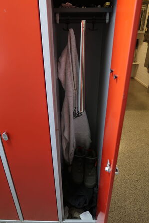 2 stk. Omklædningsskabe, bænk samt indhold i skabe 