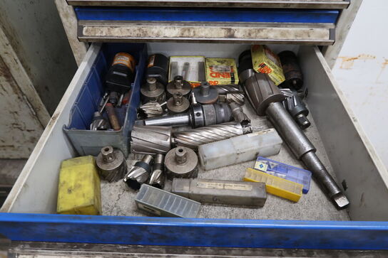 4 stk. Metalskabe med indhold 