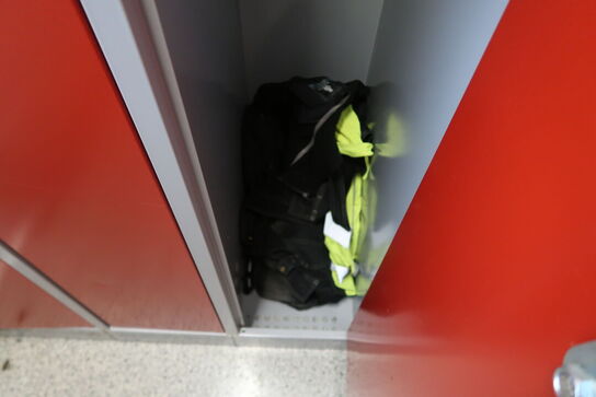 2 stk. Omklædningsskabe, bænk samt indhold i skabe 