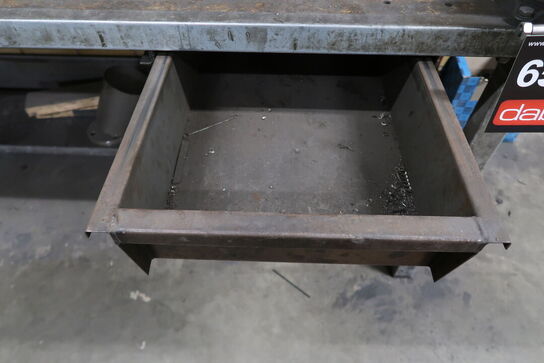 Arbejdsbord med skruestik & værkstedstavle 