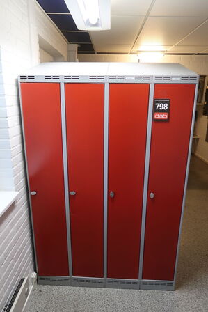 2 stk. Omklædningsskabe, bænk samt indhold i skabe 