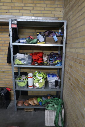 Stålreol med indhold 