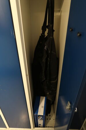 2 stk. Omklædningsskabe, bænk samt indhold i skabe 