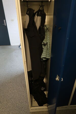 2 stk. Omklædningsskabe, bænk samt indhold i skabe 