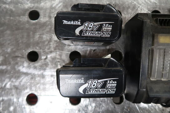 Makita lader & 2 stk. Makita batterier 3.0 Ah, 18V