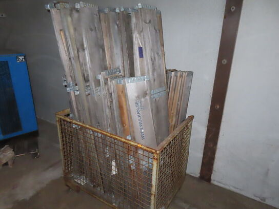 3 stk. Metalburer med indhold