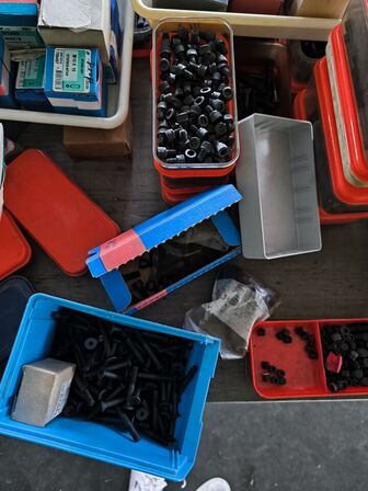 Parti bolte, møtrikker, gevind m.v (se billeder)