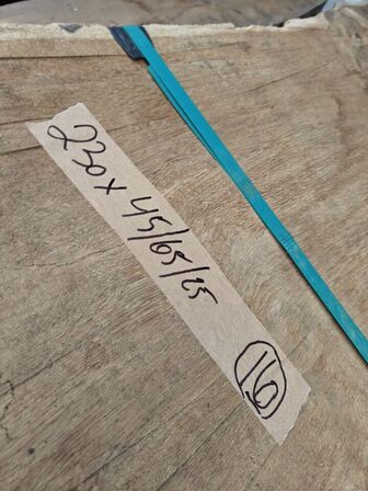 1 stk. Egetræsplanke str. 230 x 65 / 45 x 5