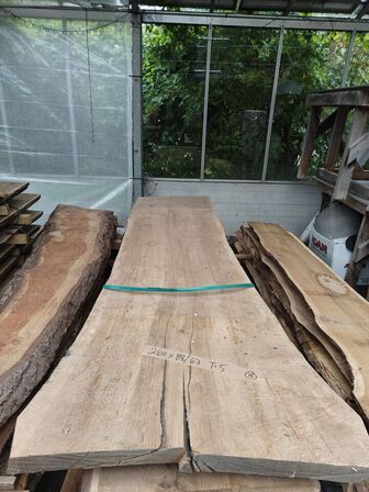 1 stk. Egetræsplanke str. 260 x 88 / 67 x 5