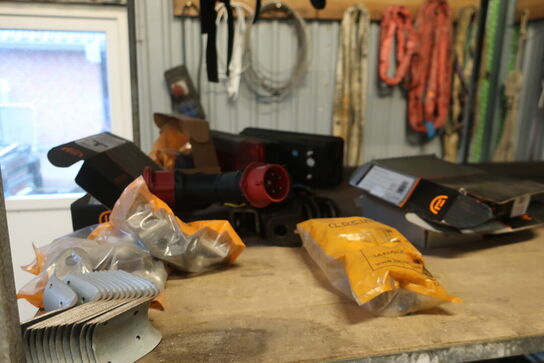 2 stk. reoler inkl. indhold (se billeder)