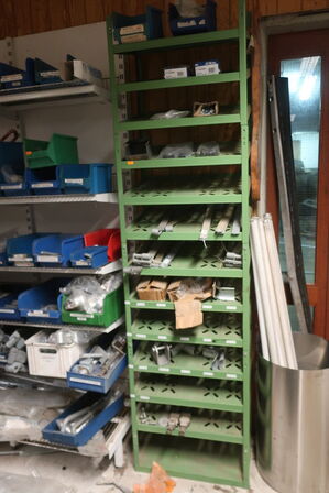 4+1 fag reoler inkl. indhold (hegnstilbehør m.v.) (se billeder)