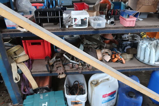 4 sektioner lagerreoler inkl. indhold (se billeder)