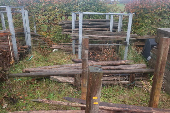 Barrels med hegnspæle (se billeder)