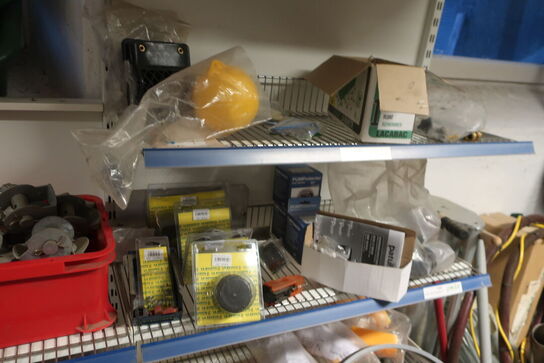 5 fag reoler inkl. indhold (hegnstilbehør m.v.) (se billeder)