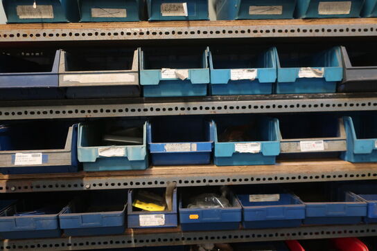 Reol inkl. indhold på og ved