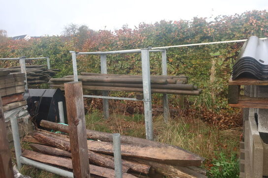 Barrels med hegnspæle (se billeder)