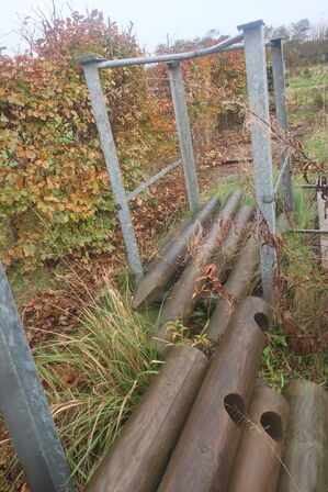 Div. barrels med hegnsmaterial (se billeder)