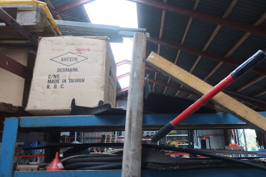 4 sektioner lagerreoler inkl. indhold (se billeder)