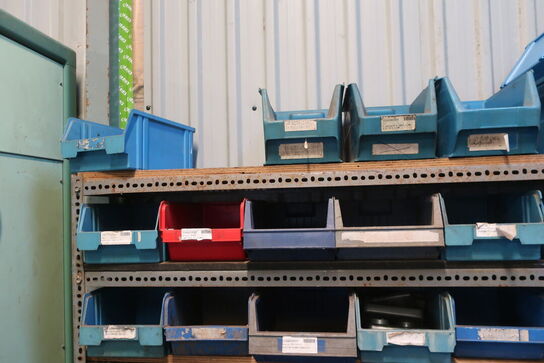 Reol inkl. indhold på og ved