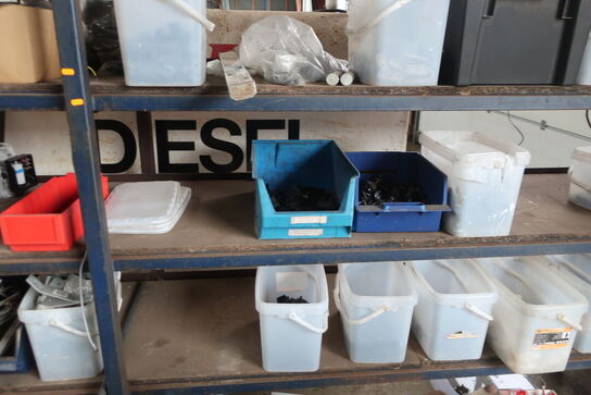 4 sektioner lagerreoler inkl. indhold (se billeder)