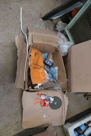 Reol inkl. indhold på og ved