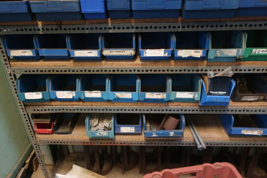 Reol inkl. indhold på og ved