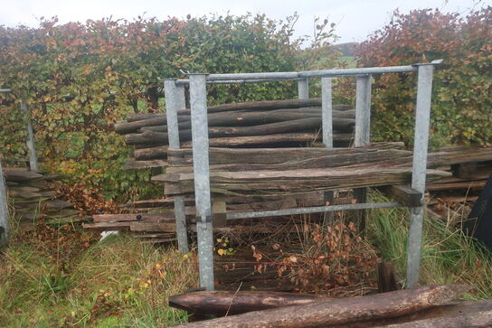 Barrels med hegnspæle (se billeder)