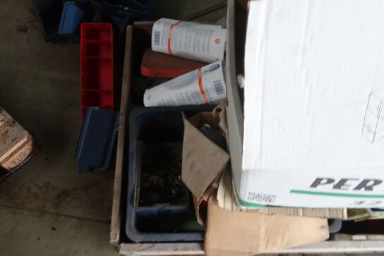 2 paller m. div. indhold (se billeder)