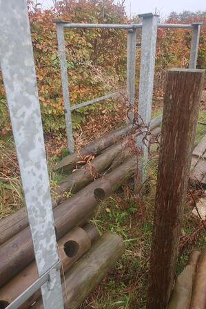 Div. barrels med hegnsmaterial (se billeder)