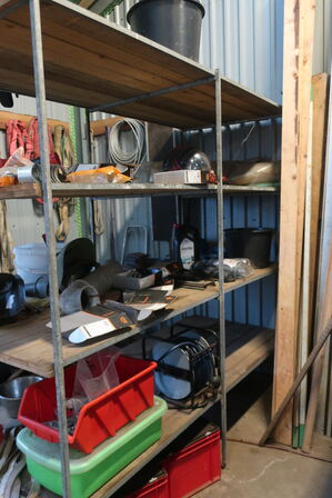 2 stk. reoler inkl. indhold (se billeder)