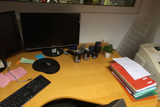 Hæve/sænkebord, kontorstol samt IT udstyr