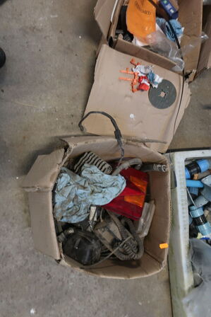 Reol inkl. indhold på og ved