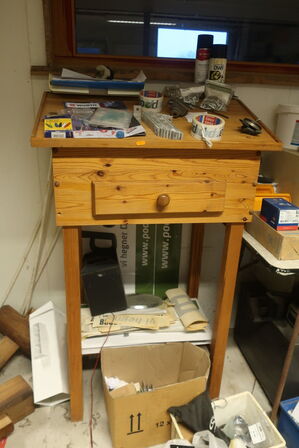 Pult og bord inkl. værktøj m.v. (se billeder)