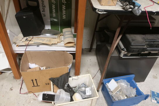 Pult og bord inkl. værktøj m.v. (se billeder)