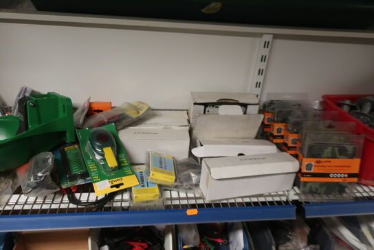 5 fag reoler inkl. indhold (hegnstilbehør m.v.) (se billeder)