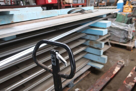 Aluport inkl. indhold ovenpå