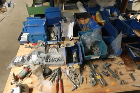 Indhold på bord (se billeder)