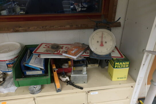 Pult og bord inkl. værktøj m.v. (se billeder)