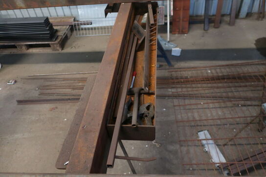 Div. metalemner (påbegyndt chassis, rionet, emner på gulv)